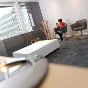 Kinder in der Spielecke im Wartezimmer