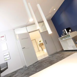 Wartezimmer Eingang Praxis Dr. Buscot